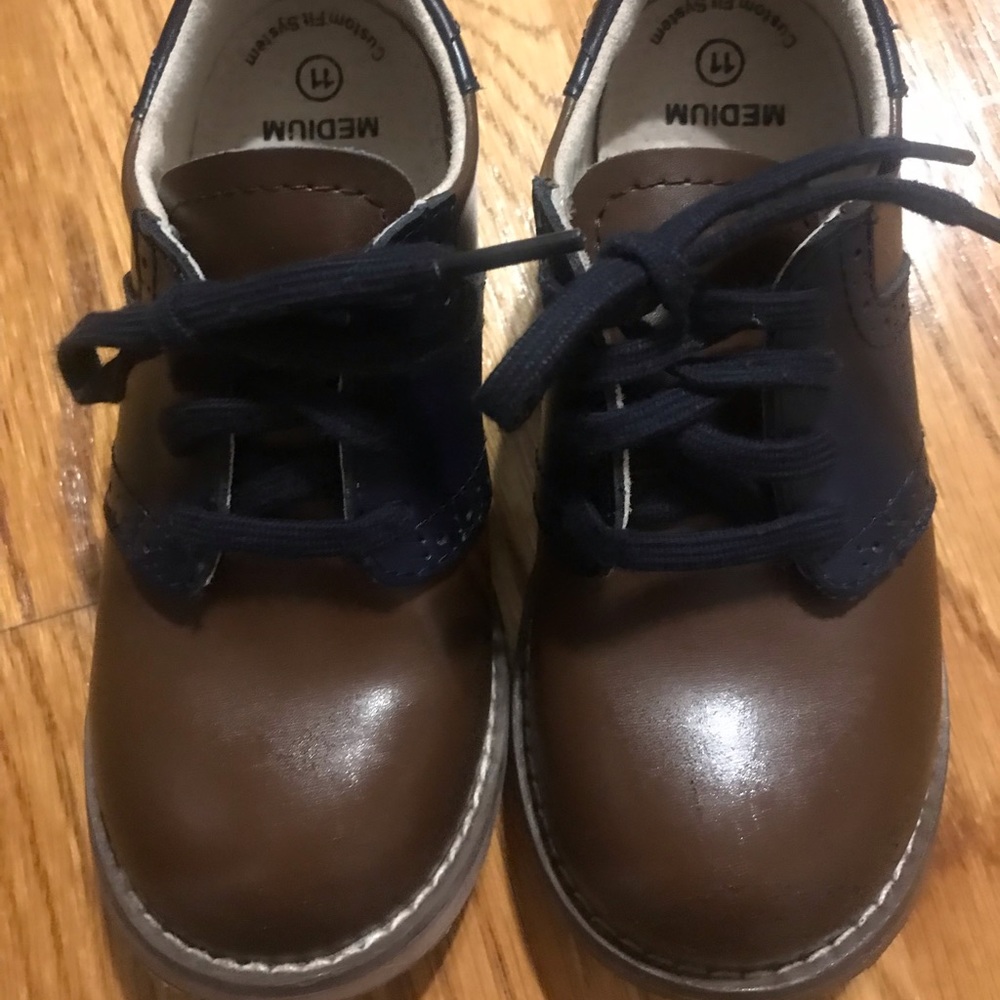 Footmates Connor saddle shoe in taffy/royal. Size 11 m/w